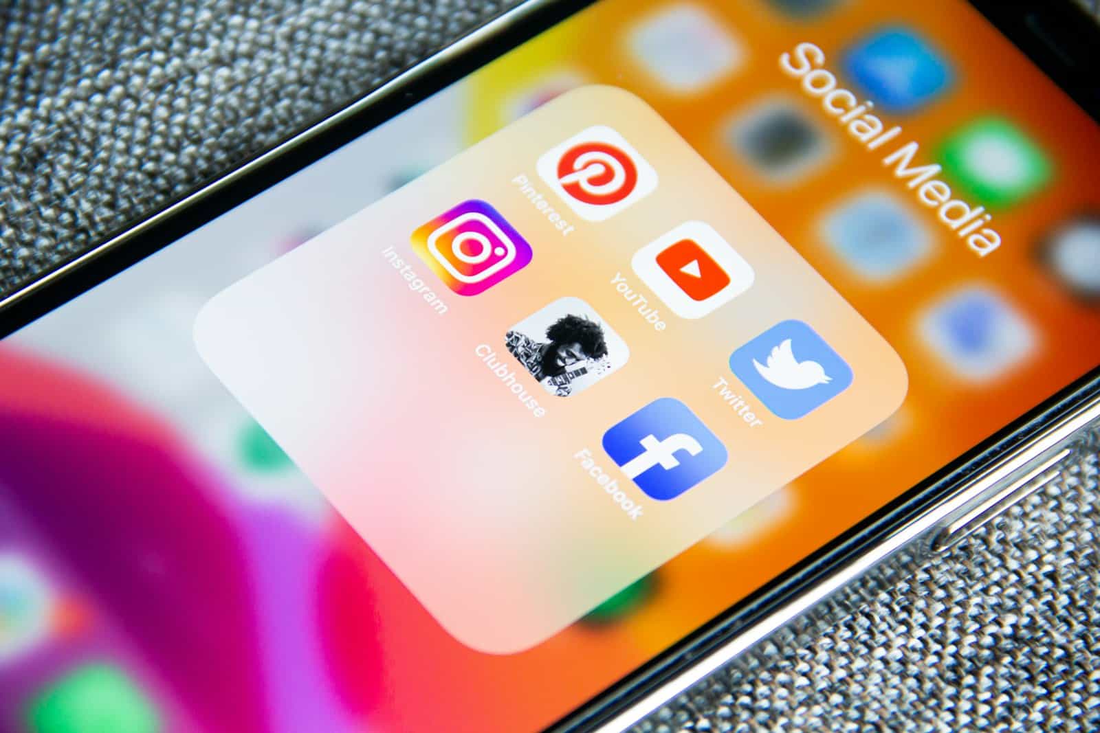Smartphone screen showing Instagram, Facebook and Twitter app icons